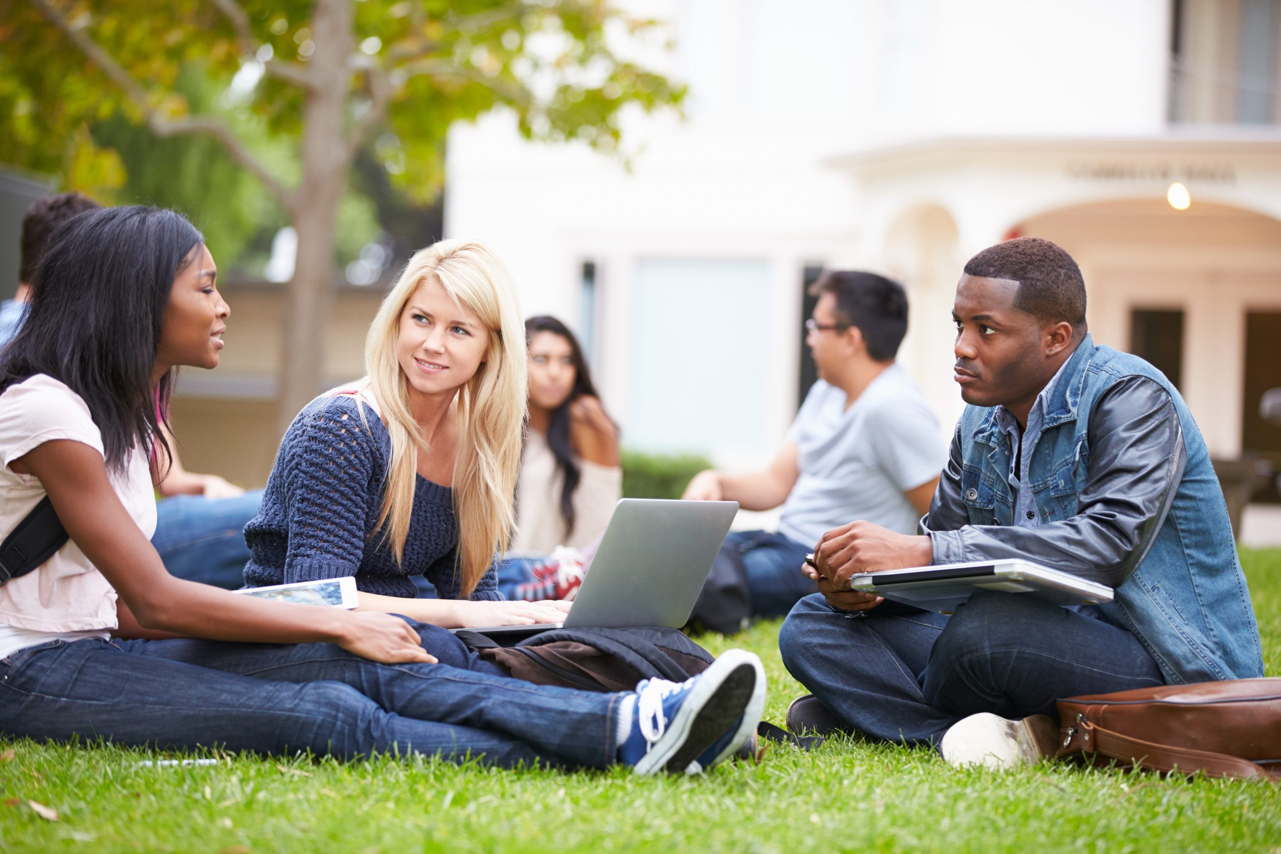 Studying together. Группа студентов. Коммуникация с иностранцами. Группа людей. Группа иностранных студентов.