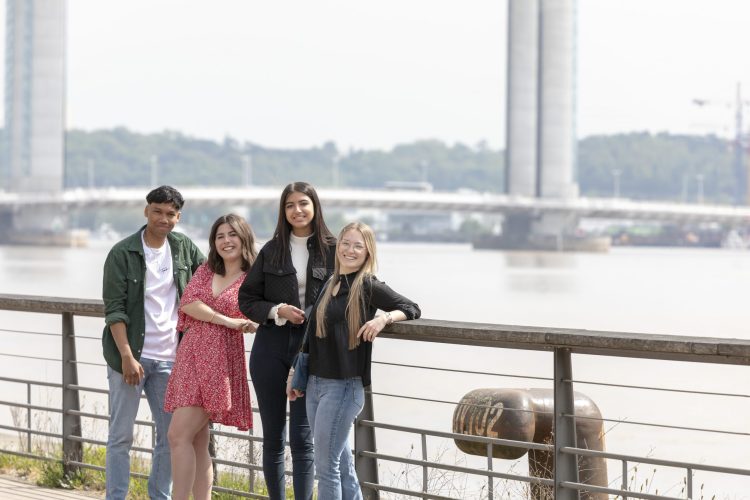 étudiants bord de fleuve bordeaux